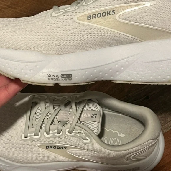 EUC Women’s Brooks Glycerin Cream and White Size 9 - Picture 11 of 13